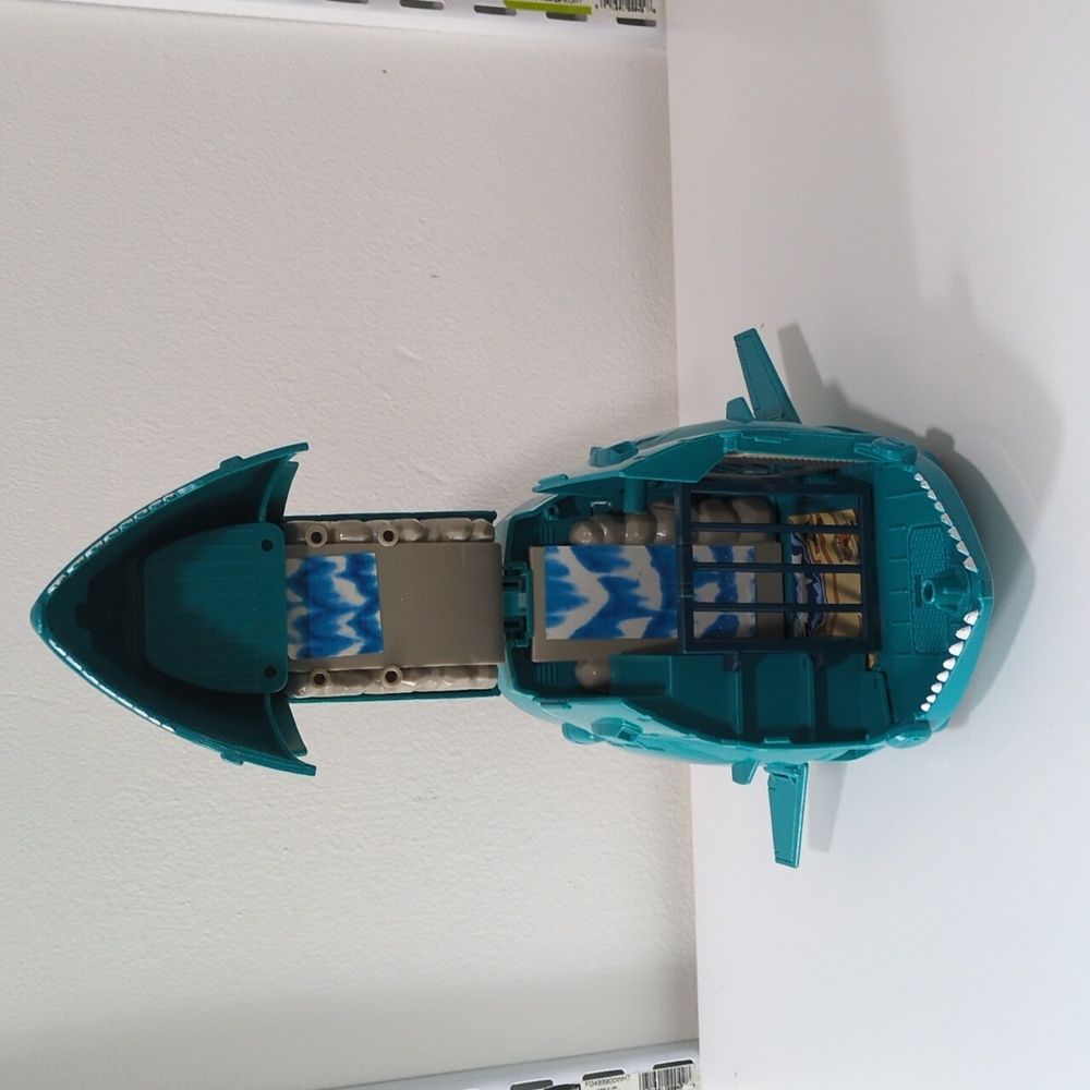 Vintage Battle Beast Shocking Shark Transport Station - Picture 3 of 10